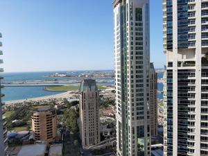 una vista aérea de una ciudad con edificios altos en 3 bedroom marina beach view apartment skyview tower marina, en Dubái