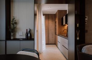 マリンスカにあるLuxury Apartment Balu 18 near the seaのシンクとカウンタートップのあるキッチン