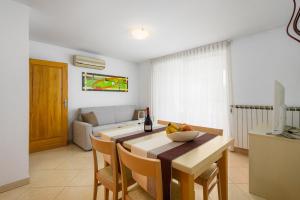 TV a/nebo společenská místnost v ubytování House with apartments Dragica