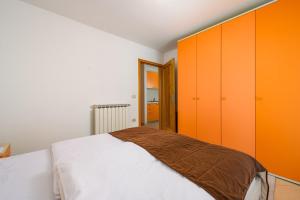 Postel nebo postele na pokoji v ubytování House with apartments Dragica