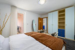 Postel nebo postele na pokoji v ubytování House with apartments Dragica