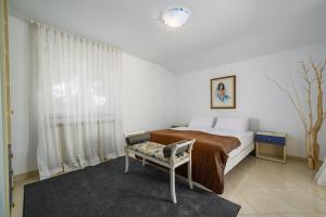 Postel nebo postele na pokoji v ubytování House with apartments Dragica
