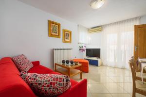 TV a/nebo společenská místnost v ubytování House with apartments Dragica