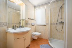Koupelna v ubytování House with apartments Dragica + 15 fotografií