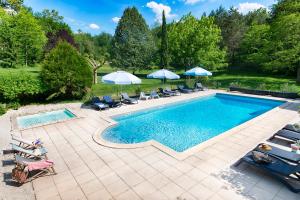 La alberca dentro o cerca de Gites La Source