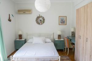 una camera con un letto bianco e due armadi blu di Platyforos, in city central of Zakynthos a Città di Zante