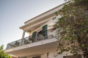 Edificio blanco con balcón y ventana en Platyforos, in city central of Zakynthos en Zakynthos