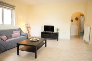 - un salon avec un canapé et une table basse dans l'établissement Relaxing family house with garden in Avra, Rafina, à Rafína