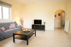 Televisyen dan/atau pusat hiburan di Relaxing family house with garden in Avra, Rafina