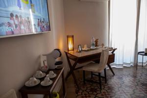 Zimmer mit einem Schreibtisch und einem Tisch mit Teezubehör in der Unterkunft Jasper B&B in Catania