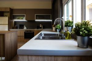 Dapur atau dapur kecil di Relaxing family house with garden in Avra, Rafina +55 gambar