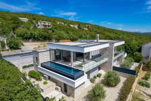 - une vue aérienne sur une maison avec une piscine dans l'établissement House7E, à Šmrika