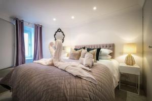 Кровать или кровати в номере Glen Wynne Apartment Lovely Central Pet Friendly - FREE off-site Health Club access with Pool, Sauna, Steam Room & Gym Short 5 Minute Drive Away