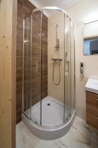 Kúpeľňa v ubytovaní Maya's Flats & Resorts 17 - NADMOTLAWIE