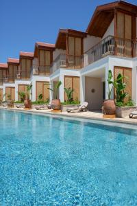 un hôtel avec une piscine en face dans l'établissement Day One Beach Resort & SPA - Adult Only, à Alanya