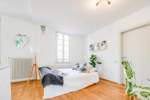 Habitación blanca con cama y silla en Esclusivo appartamento storico a ☆☆☆☆☆ - BELLINZONA, en Bellinzona