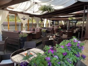 圖爾錢斯凱特普利採的住宿－Penzion PANDA Tourist，餐厅设有桌椅和紫色鲜花