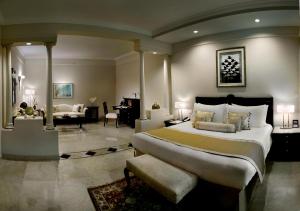 Postel nebo postele na pokoji v ubytování The Claridges New Delhi