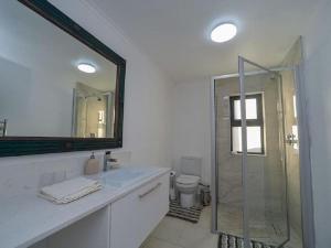 Orca House tesisinde bir banyo