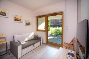 Televízia a/alebo spoločenská miestnosť v ubytovaní Maya's Flats & Resorts 17 - NADMOTLAWIE