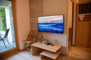 Televízia a/alebo spoločenská miestnosť v ubytovaní Maya's Flats & Resorts 17 - NADMOTLAWIE