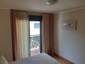 a bedroom with a bed and a window with a balcony at Apartamento Residencial Carmen in Oropesa del Mar