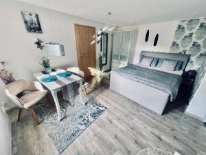 Un dormitorio con una cama y una mesa. en Wohnung mit Charme, Netflix en Rheinstetten