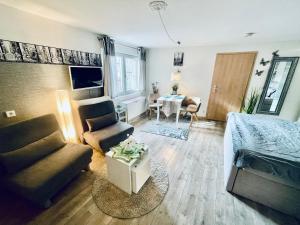 Sala de estar con cama y mesa en Wohnung mit Charme, Netflix, en Rheinstetten