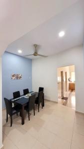 a dining room with a table and chairs at JackBeansprouts Homestay Botani Ipoh in Ipoh