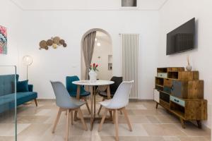 a dining room with a table and chairs and a mirror at Alba Luxury Suite in Ostuni
