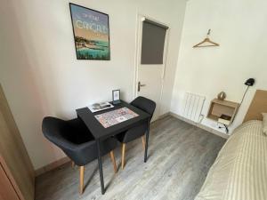 a small room with a table and a bed at Gites La Ville Pain in Cancale