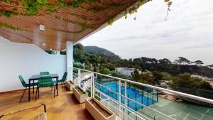 Vista de la piscina de Villa Reymar - diseño y vistas al mar o d'una piscina que hi ha a prop