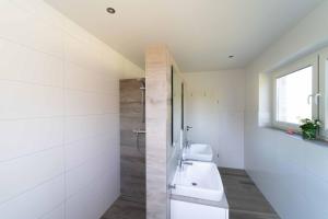 Koupelna v ubytování Seevilla am See mit Sauna, Kamin, privatem Steg und Seezugang