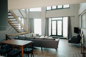 a living room with a couch and a table at Kartepe LOFT in Kartepe