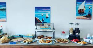 ein Buffet mit verschiedenen Speisen auf einer Theke in der Unterkunft Chalet del Mare in Porto Cesareo