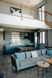 a living room with a couch and a kitchen at Kartepe LOFT in Kartepe