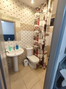 uma casa de banho com um WC, um lavatório e um espelho. em Lazaris kwstas Rooms em Himare