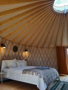 a bedroom with a bed in a yurt at Szczere Pole in Karpacz
