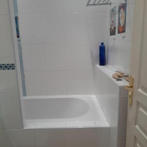 een witte badkamer met een douche en een wastafel bij chez MARINO antony real in Orange