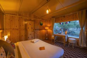 レーにあるBikamp Camp Leh Ladakhのベッドルーム1室(ベッド2台、デスク、窓付)