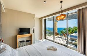 A bed or beds in a room at Ilvy Suites Sivota Még 37 kép