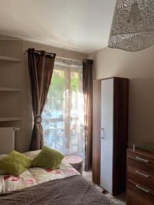 Una cama o camas en una habitación de Apartament Towers Gdańsk