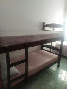 a pair of bunk beds in a room at Quarto Triplo Solteiro in Barueri +3 photos
