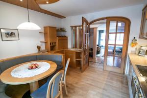 Kuchyňa alebo kuchynka v ubytovaní Apartment ARGENTIS Krumas-Living - Kronplatz