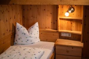 Кровать или кровати в номере Apartment ARGENTIS Krumas-Living - Kronplatz