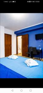 una camera con un letto blu con due cuscini sopra di B&B Da Antonella a Troina