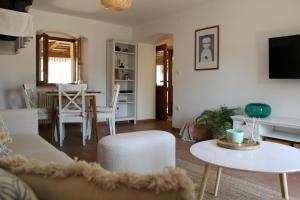 Televízia a/alebo spoločenská miestnosť v ubytovaní Guest House Tara
