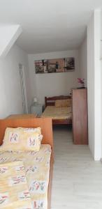 ein Zimmer mit zwei Betten und einem Tisch darin in der Unterkunft BFamily Minihotel in Costinești