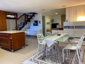 桑克森克索的住宿－Mar y Sol，一间厨房,里面配有桌椅