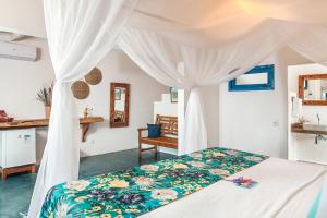 um quarto com uma cama de dossel em Pousada da Barra Caraíva em Caraíva